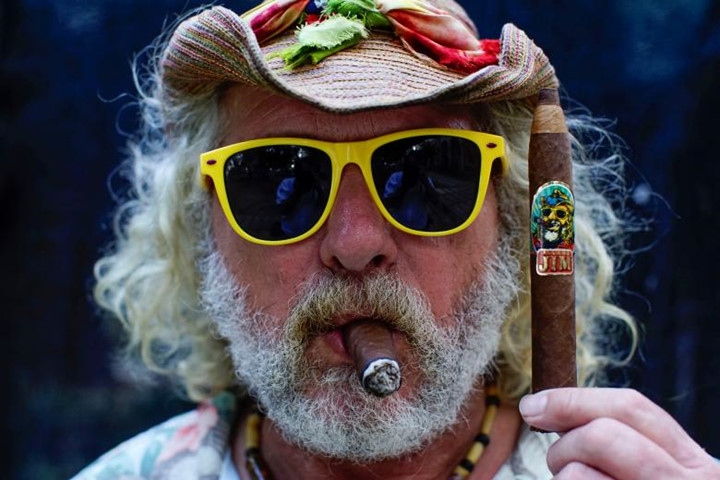Ông Jim Robinson, người Mỹ, chụp ảnh cùng điếu xì gà mang thương hiệu của chính ông. Ảnh: Reuters