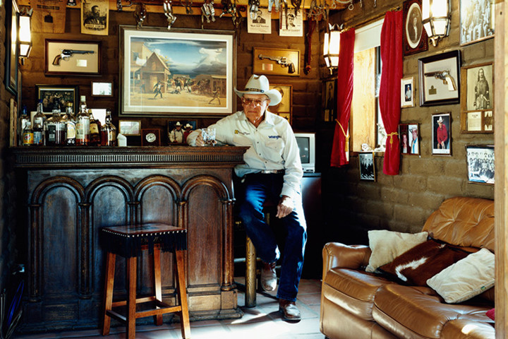 Cao bồi Ed Hitchcock ở Cave Creek, Arizona, năm 2008. Đây là quán bar do ông xây nên để phục vụ bản thân và những người hàng xóm.