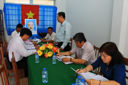 Đoàn kiểm tra công tác bầu cử tại xã Loan Mỹ (Tam Bình). 