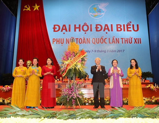Tổng Bí thư Nguyễn Phú Trọng tặng hoa chúc mừng Ngày Quốc tế phụ nữ 8/3. (Ảnh TTXVN)