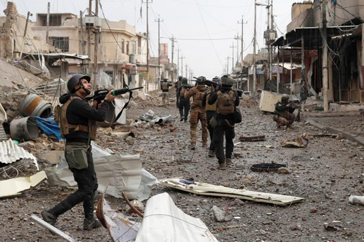 Quân nhân Iraq vừa đi vừa lăm lăm súng cảnh giác cao độ.