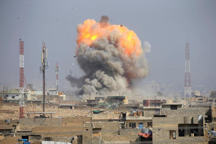 Khói bốc lên từ một vụ không kích ở quận al-Mamoun của Mosul.