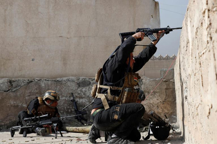 Đặc nhiệm Iraq vừa nấp vừa bắn về phía vị trí lính IS.