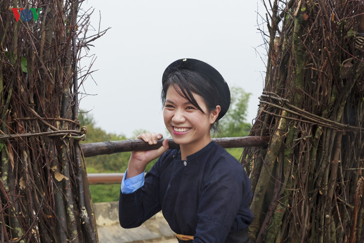 Cô thôn nữ với nụ cười tỏa nắng (xã Đình Phong, huyện Trùng Khánh, tỉnh Cao Bằng).