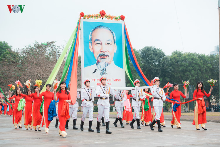 Khối rước ảnh chân dung Chủ tịch Hồ Chí Minh.