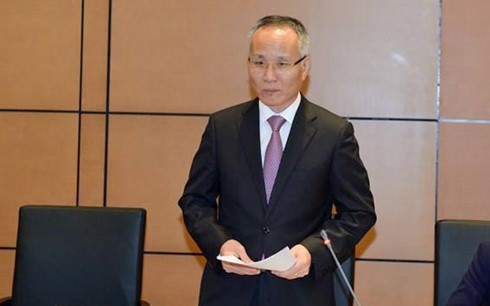 Thứ trưởng Bộ Công Thương Trần Quốc Khánh báo cáo với Đoàn giám sát