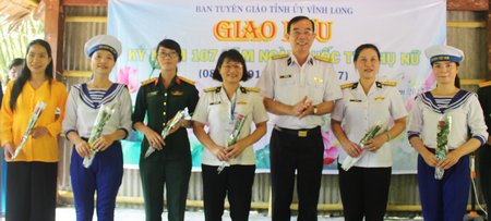 Đại tá Hồ Thanh Tùng tặng hoa cho chị em nhân buổi giao lưu.