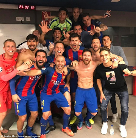 Hàng loạt ngôi sao Barca như Mascherano, Suarez, Turan đã chia sẻ hình ảnh ăn mừng trong phòng thay đồ trên mạng xã hội. (Ảnh: Instagram Mascherano)