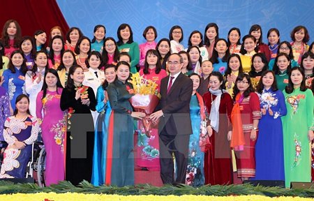 Ông Nguyễn Thiện Nhân, Ủy viên Bộ Chính trị, Chủ tịch Ủy ban Trung ương Mặt trận Tổ quốc Việt Nam tặng hoa chúc mừng Ban Chấp hành Trung ương Hội Liên hiệp Phụ nữ Việt Nam khóa XII, nhiệm kỳ 2017-2022. (Ảnh: TTXVN)