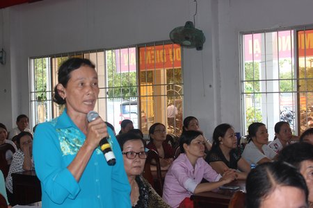 Người dân huyện Long Hồ trong một buổi đối thoại về chính sách BHYT với cơ quan BHXH tỉnh Vĩnh Long.