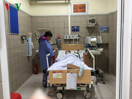 Một bệnh nhân ngộ độc rượu nặng đang điều trị tại Bệnh viện Bạch Mai.
