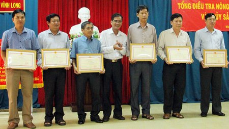  Ông Lê Quang Trung- Phó Chủ tịch Thường trực UBND tỉnh, Trưởng BCĐ Tổng điều tra nông thôn, nông nghiệp và thủy sản trao bằng khen cho các đơn vị có thành tích tốt 