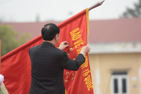 Tại Lễ kỷ niệm, Chủ tịch nước đã gắn Huân chương Chiến công hạng Nhất lên lá cờ truyền thống của đơn vị.