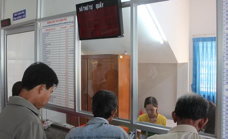 Người dân tham gia khám chữa bệnh BHYT tại Bệnh viện chuyên khoa Mắt tỉnh Vĩnh Long
