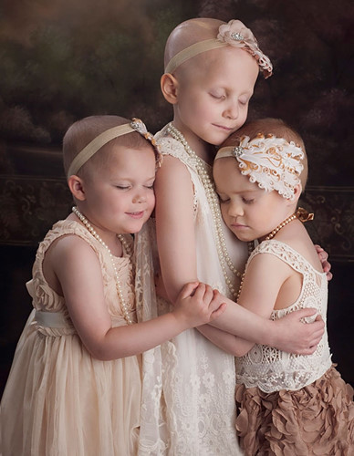 Năm 2014, nhiếp ảnh gia Lora Scantling được chụp cho 3 bé gái mắc ung thư. 