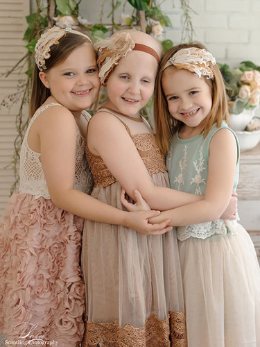 Sau khi Lora đăng bài viết tìm kiếm người mẫu nhí bị ung thư trên Facebook, cơ duyên đã đưa cô đến với 3 thiên thần nhỏ Rylie (3 tuổi), Rheann (6 tuổi) và Ainsley (4 tuổi).