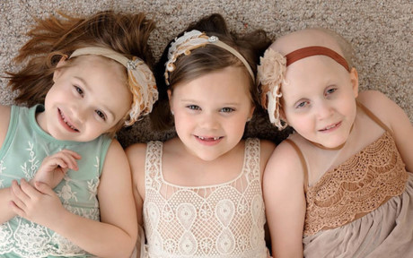 Ba cô bé chưa từng biết nhau trước đó nhưng nhanh chóng trở thành những người bạn tốt của nhau. Bộ ảnh những thiên thần chống chọi với ung thư năm 2014 đó đã gây bão trên mạng xã hội.