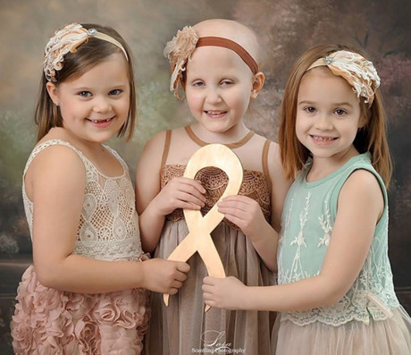 Nhưng không có gì tuyệt vời hơn là trong bộ ảnh tái ngộ năm 2017 này, cả 3 thiên thần ấy đều thoát khỏi nanh vuốt của căn bệnh ung thư. Các bé trông đều khỏe khoắn và mạnh mẽ hơn bao giờ hết với dải ruy ribbon vàng ánh kim trên tay, biểu tượng nhằm nâng cao nhận thức về ung thư ở trẻ em.