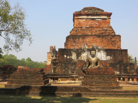 Sukhothai Thái Lan cách Bangkok gần 427 km về phía Bắc, từng là thủ đô của Thái Lan từ năm 1238 đến 1438. 