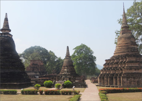 Với diện tích hơn 6.600 km2, cùng nhiều di tích lịch sử như hoàng thành, đền thờ Phật và công viên lịch sử Sukhothai, cố đô này đã được UNESCO công nhận là Di sản Văn hóa Thế giới vào năm 1991.