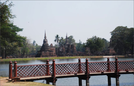 Sukhothai là nơi ít chịu tác động của quá trình đô thị hóa và được mệnh danh là “bình minh của hạnh phúc”.  Trong tiếng Thái, Sukhothai có ý nghĩa là “cội nguồn của sự hoan lạc”.