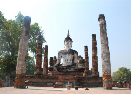Thời gian đã tàn phá mọi vật và cố đô Sukhothai cũng không ngoại lệ. Tuy nhiên, tất cả di tích ở đây đều đã được phục dựng rất công phu và được cho là khá giống với nguyên bản. 