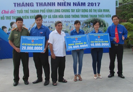 Bí thư Thành Đoàn Vĩnh Long- Văn Công Trí trao nhà nhân ái, hỗ trợ thanh niên khởi nghiệp