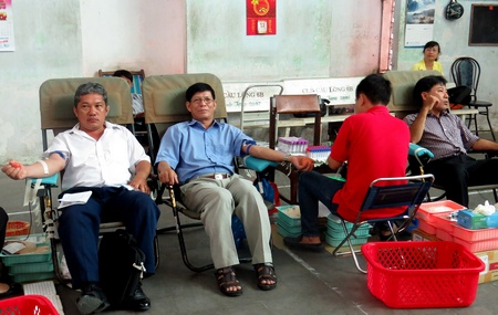 Công đoàn viên chức tham gia hiến máu tình nguyện.