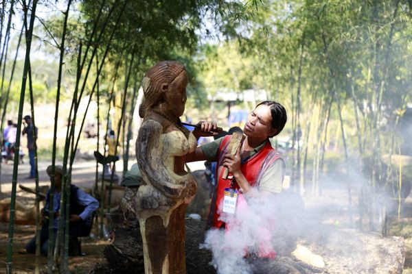 Hội thi tạc tượng gỗ các dân tộc Tây Nguyên diễn ra tại Khu du lịch Kô Tam thu hút sự tranh tài của hơn 60 nghệ nhân.