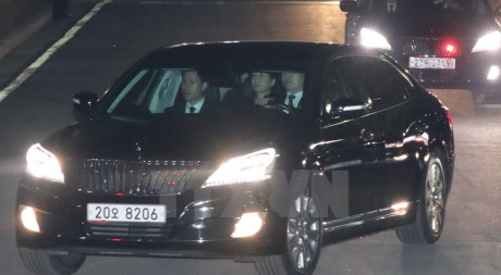 Chiếc ôtô chở bà Park Geun-hye rời Nhà Xanh ở Seoul ngày 12/3. (Nguồn: YONHAP/TTXVN)