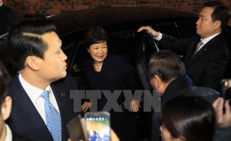 Bà Park Geun-hye (giữa) về tới nhà riêng ở Seoul ngày 12/3. (Nguồn: AFP/TTXVN)