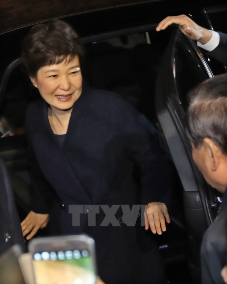 Tổng thống Hàn Quốc bị phế truất Park Geun-hye (giữa) về tới nhà riêng ở nam Seoul sau khi rời Nhà Xanh ngày 12/3. (Nguồn: EPA/TTXVN)