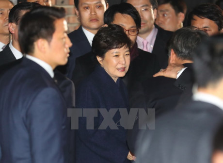 Tổng thống Hàn Quốc bị phế truất Park Geun-hye (giữa) về tới nhà riêng ở nam Seoul sau khi rời Nhà Xanh ngày 12/3. (Nguồn: AFP/TTXVN)