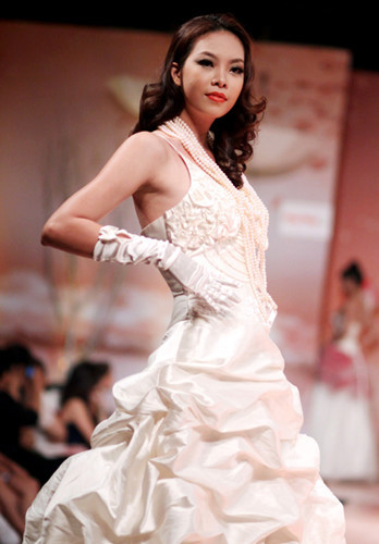 Tại cuộc thi Nữ hoàng trang sức 2011, thí sinh Mai Hồng Nhung bất ngờ nhận được thông báo bị loại với lý do cô đã sửa mũi.