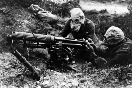 Binh sĩ Anh đeo mặt nạ chống độc bên khẩu súng máy Vickers trong trận chiến bên bờ sông Somme ở Pháp trong Thế chiến 1.