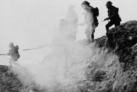 Quân Anh tiến công dưới sự che chở của khói trong lúc cố gắng chọc thủng phòng tuyến Đức thông qua hướng Serre và Thiepval.