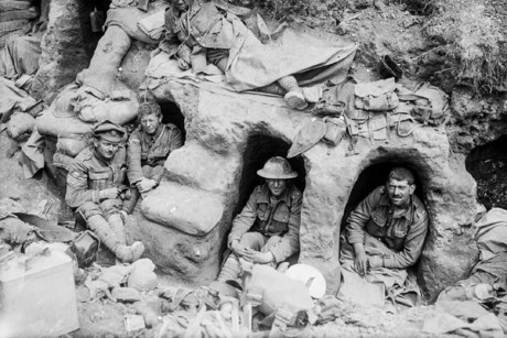 Trung đoàn Border của Anh nghỉ ngơi trong các chỗ trú ẩn đào vào thành chiến hào gần rừng Thiepval, tháng 8/1916.