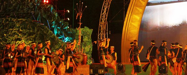 Múa hát cồng chiêng “Lên nhà mới” và “Mừng hiệu quả sản xuất” của đoàn nghệ thuật CHDCND Lào
