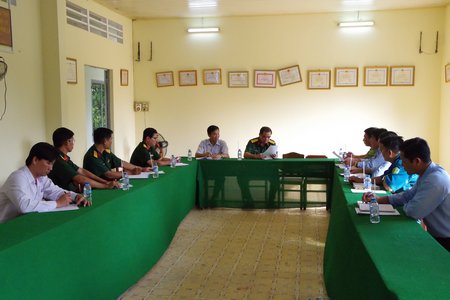  Đoàn đến kiểm tra công tác chuẩn bị bầu cử tại xã Ngãi Tứ (Tam Bình).