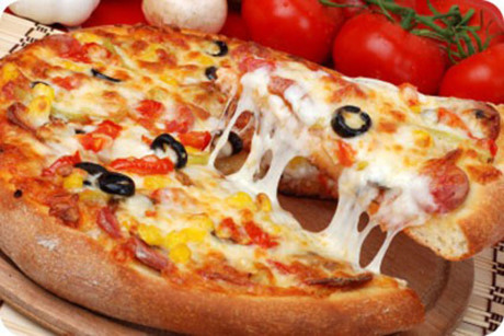 Pizza: Rượu bia khiến cơ quan tiêu hóa thức ăn làm việc giảm sút. Lúc này, phô mai, nước sốt cà chua trong pizza sẽ khiến bạn bị ợ chua, khó chịu, trào ngược dạ dày, thậm chí ói mửa, đau bụng.