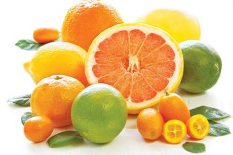 Ăn những loại trái cây họ cam quýt khi bạn đang say rượu là một sai lầm thường gặp. Axit trong thực phẩm này có thể kích thích các vấn đề tiêu hóa, làm bao tử tổn thương, dẫn tới việc dễ bị đau dạ dày, loét dạ dày.