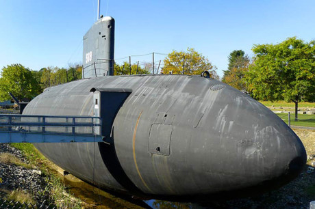 Tàu ngầm USS Albacore có độ dài là 62m, bề ngang 8,2m. Thủy thủ đoàn gồm 5 sĩ quan và 49 thủy thủ.