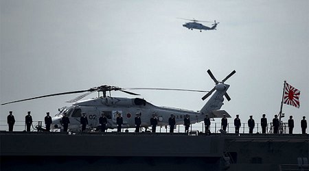 Binh sĩ Nhật Bản đứng trên bong tàu sân bay trực thăng Izumo của Lực lượng Tự vệ Hải quân Nhật Bản. Ảnh: Reuters