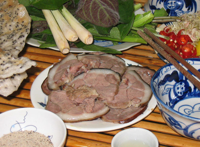 Thịt chó giàu đạm nhưng theo Đông y, thực phẩm này ôn thận, trợ dương, làm tăng sự âm suy dương thịnh dẫn tới cao huyết áp.