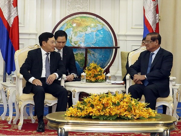 Phó Thủ tướng Phạm Bình Minh và Quyền Thủ tướng Vương quốc Campuchia Sar Kheng. (Nguồn: baochinhphu.vn)
