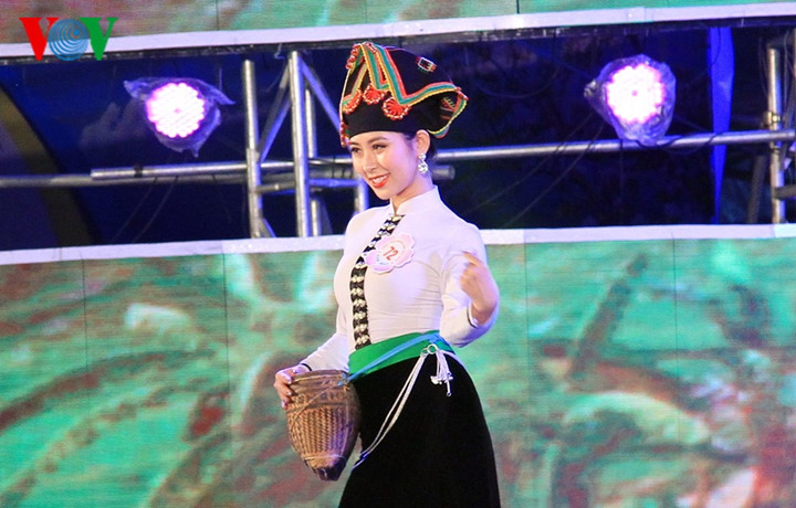 Sau đó là màn trình diễn trang phục dân tộc, thí sinh Trần Thị Phương Anh trong trang phục người Thái trắng.