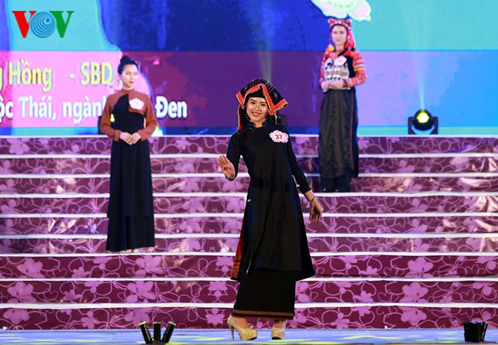 Quàng Thị Phương Hồng là thí sinh nhỏ tuổi nhất trong cuộc thi năm nay (18 tuổi). Cô đang trình diễn trang phục dân tộc Thái đen.