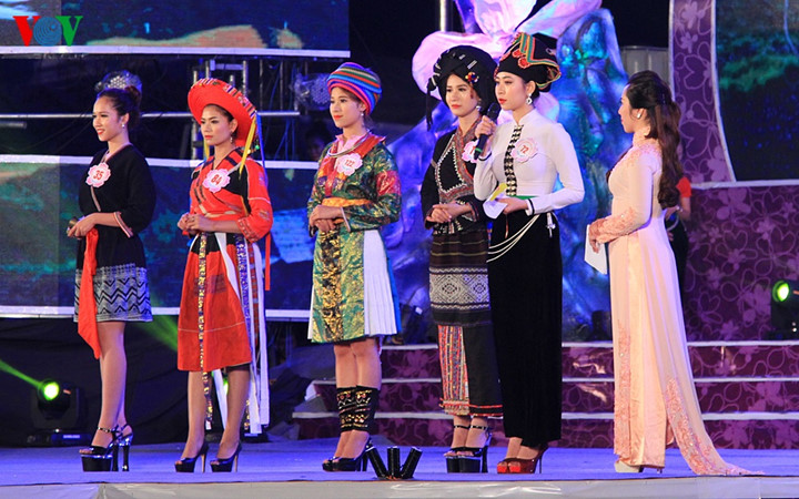 5 thí sinh vào vòng ứng xử, từ phải qua gồm: Trần Thị Phương Anh, Nguyễn Thị Hiên, Vũ Thúy Hoài, Hà Thị Thơm, Nguyễn Thị Kiều Chinh.