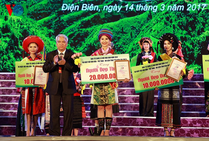 Vũ Thúy Hoài (Hà Giang) giành danh hiệu Người đẹp thứ ba.