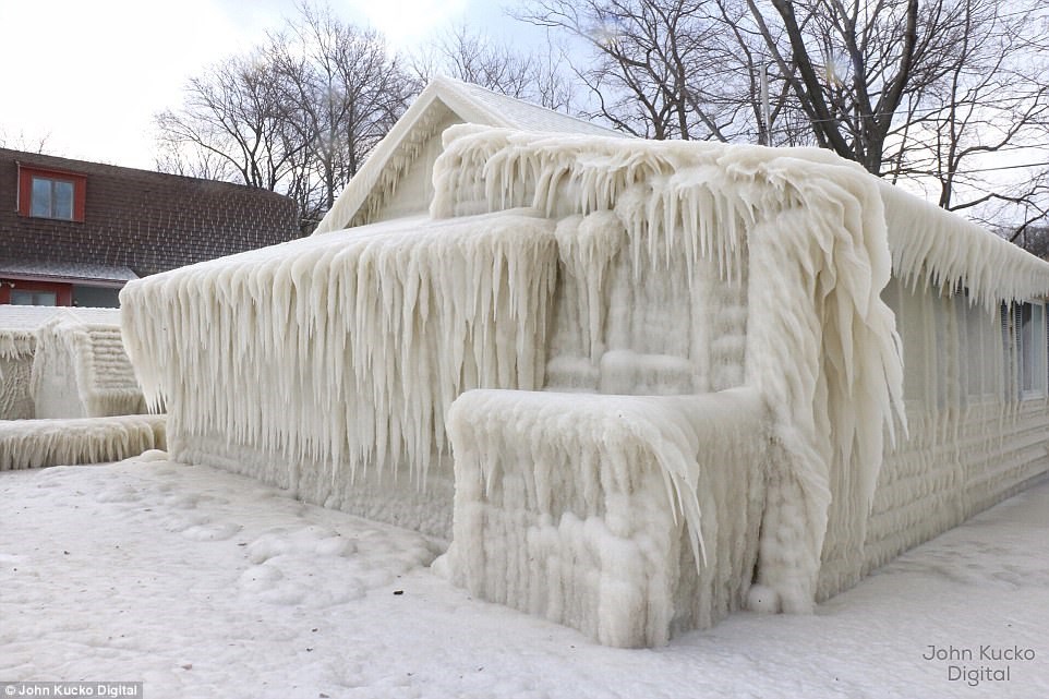 Nhiếp ảnh gia John Kucko đã có cơ hội chứng kiến một kiệt tác của tự nhiên ngay tại ngôi nhà nghỉ dưỡng của mình ở Rochester. Nằm bên Hồ Ontario, ngôi nhà này đã bị phủ băng dày đặc sau cơn bão tuyết mới xảy ra. (Nguồn: Dailymail)